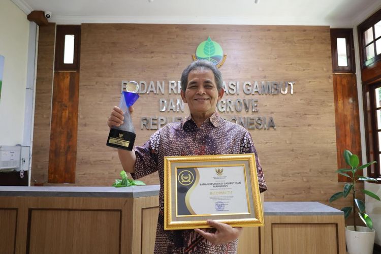Badan Restorasi Gambut dan Mangrove (BRGM) menerima penghargaan sebagai Badan Publik Informatif pada kategori Lembaga Non Struktural oleh Komisi Informasi Pusat (KIP) dalam Anugerah Keterbukaan Informasi Publik tahun 2023 di Istana Wakil Presiden, Jakarta, Selasa (19/12/2023). Penghargaan diterima Kepala BRGM Hartono.
