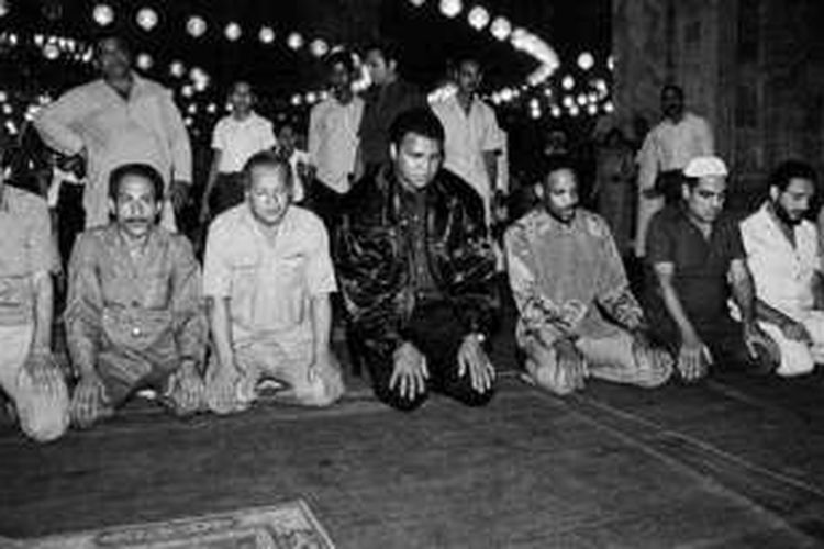 Muhammad Ali saat menjalankan shalat di masjid Al Azhar, Kairo dalam kunjungannya ke Mesir pada 1964.