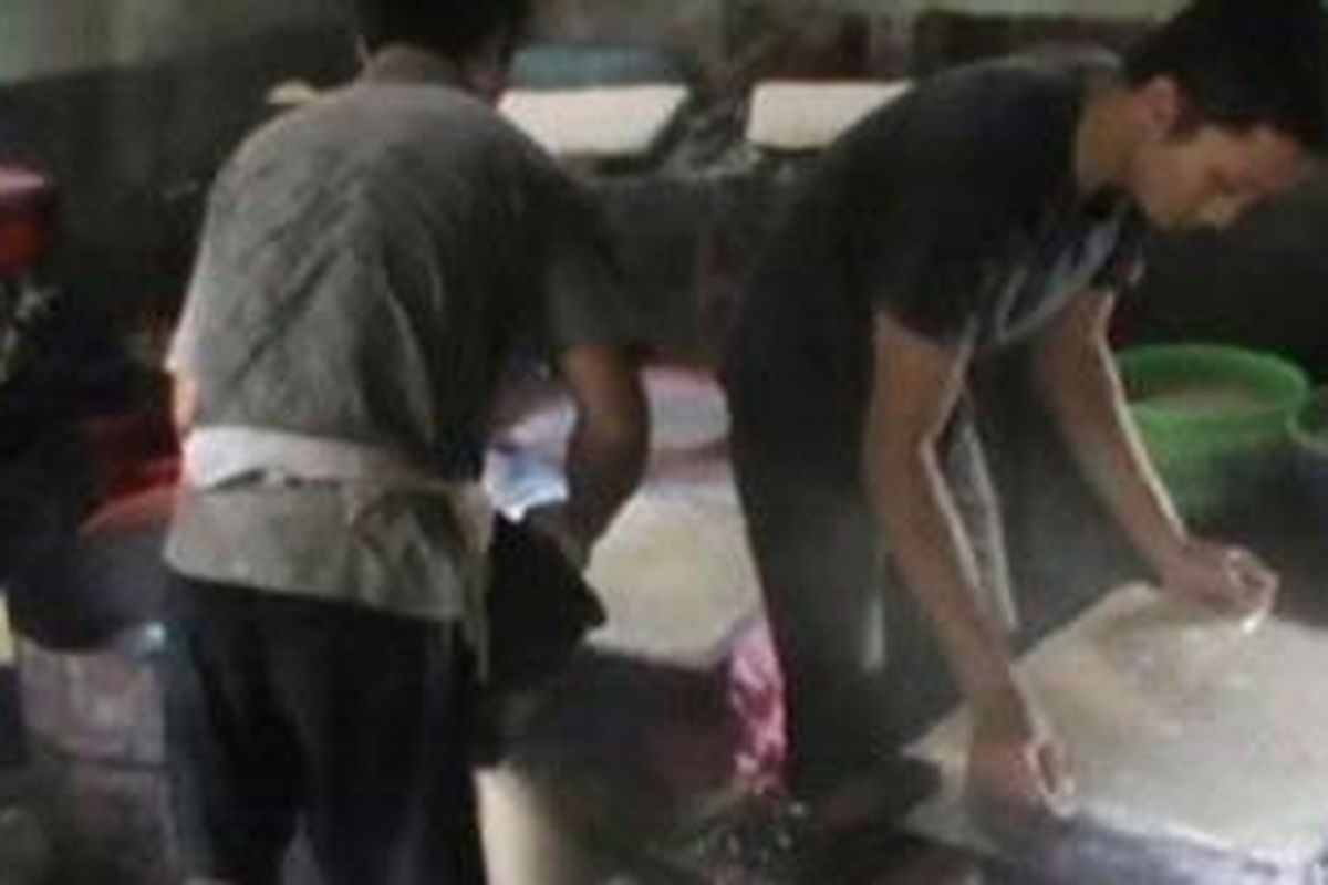 Perajin tempe dan tahu di Polewali Mandar tengah berproduksi.