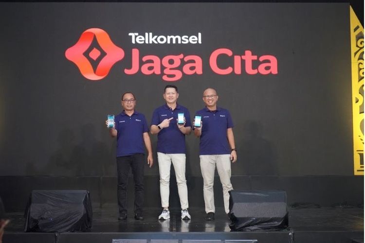 Dari kiri ke kanan, VP Consumer Business Area Jawa Bali Telkomsel Suryo Hadiyanto, CFO INDICO Andry Firdiansyah, dan CEO Kuncie Kemas M Fadhli hadir dalam peluncuran inisiatif Telkomsel Jaga Cita di Yogyakarta (7/11). 