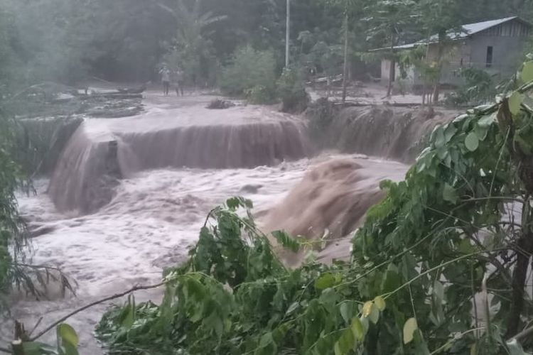 Hujan Deras Sepanjang Hari, Jalan Antar Desa di Manggarai Timur Putus