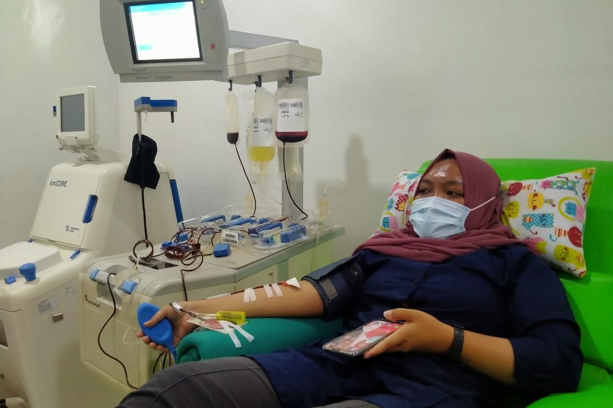 Salah seorang penyintas Covid-19 yang melakukan donor plasma konvalesen di PMI Kota Tangerang, Kota Tangerang, Banten, Minggu (31/1/2021). (istimewa/dokumentasi Humas PMI Kota Tangerang)