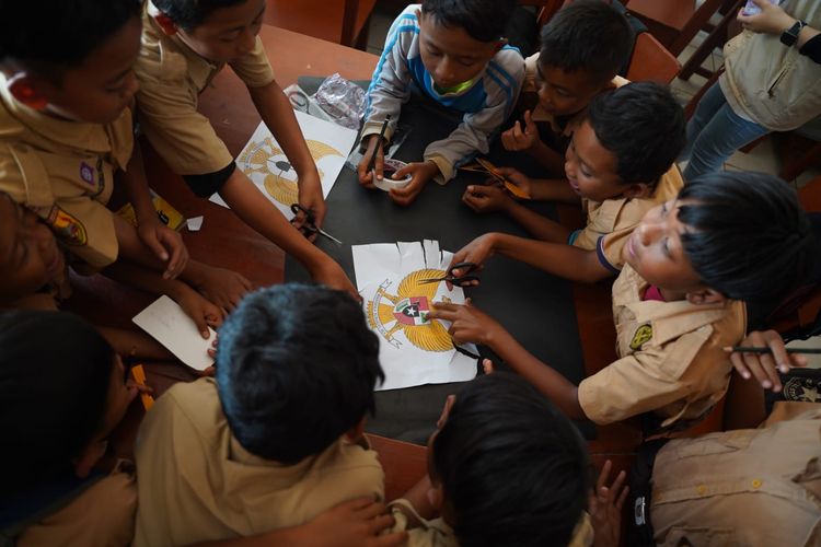 Siswa SDN Kadusewu Bogor sedang belajar. 