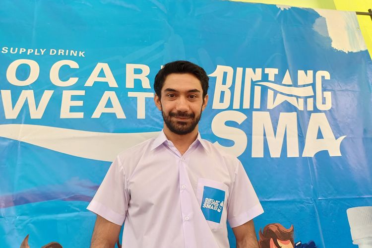 Reza Rahadian di SMAN 34, Pondok Labu, Jakarta Selatan, Rabu (30/8/2023).