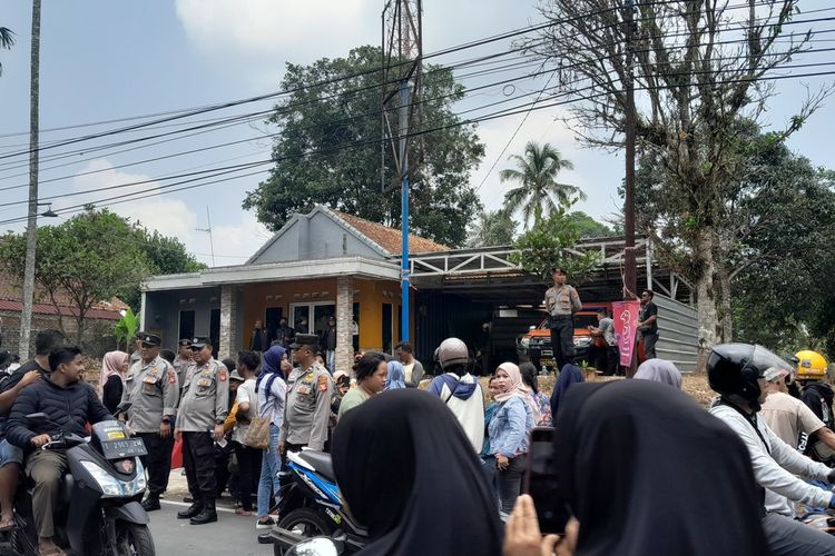 Tampak warga antuaias melihat olah tkp pembunuhan ibu dan anak di Jalan ciseuti, Desa Jalan Cagak, Kebamatan Jalan Cagak, Subang, Selasa (24/10/2023)