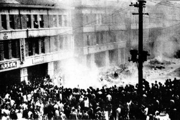 Demonstrasi warga di depan Kantor Dinas Monopoli di Taipei tanggal 27 Februari 1947