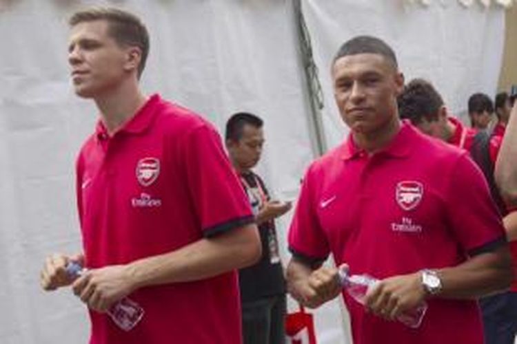 Pemain Arsenal, Alex Oxlade-Chamberlain dan Wojciech Szcz sny (kanan) usai menghadiri Arsenal Fair di Senayan, Jakarta Selatan, Sabtu (13/7/2013). Arsenal akan melakoni pertandingan persahabatan melawan Indonesia Dream Team di Stadion Utama Gelora Bung Karno pada Minggu.