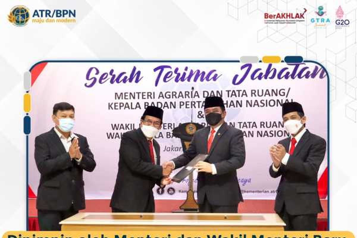 (ki-ka): Mantan Wamen ATR/Waka BPN Surya Tjandra, Mantan Menteri ATR/Kepala BPN Sofyan A Djalil, Menteri ATR/Kepala BPN Hadi Tjahjanto, dan Wamen ATR/Waka BPN Raja Juli Antoni saat acara ?Serah Terima Jabatan? secara daring dan luring di Aula Prona Kementerian ATR/BPN, Jakarta (15/06/2022).