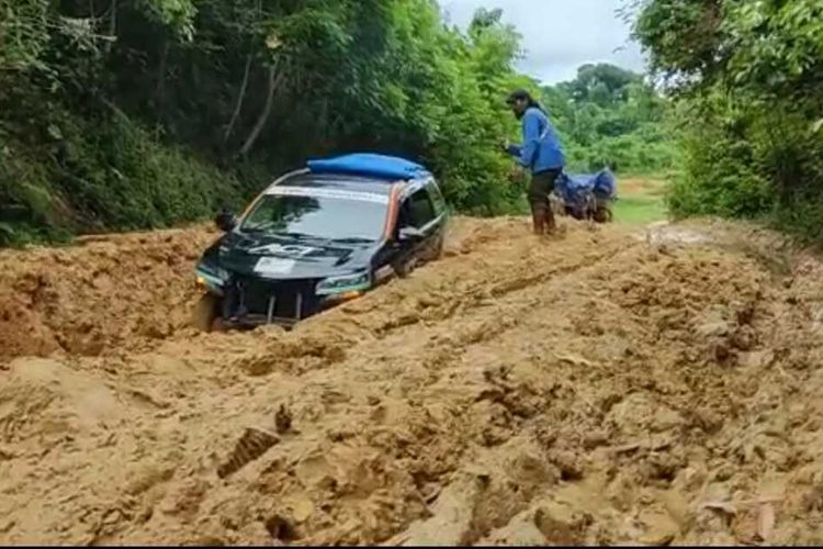 Mobil ACT Bengkulu terjebak lumpur di Pulau Enggano saat mengantarkan bantuan