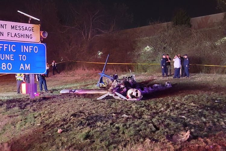 Bangkai pesawat yang jatuh di dekat jalan tol Kota Nashville, Negara Bagian Tennessee, Amerika Serikat, menewaskan lima orang pada Senin (4/3/2024).