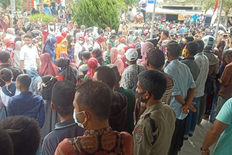 Ratusan warga Pesisir Selatan demo menghadang eksekusi Bupati Rusma Yul Anwar yang sudah diputuskan bersalah oleh MA, Kamis (8/7/2021)