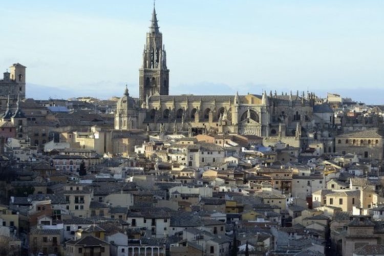Gambar yang diambil pada 27 Februari 2014 menunjukkan pemandangan katedral Toledo. Kota, ibu kota provinsi Toledo dan komunitas otonom Castilla?La Mancha, dinyatakan sebagai Situs Warisan Dunia oleh UNESCO pada tahun 1986 karena warisan budaya dan monumentalnya yang luas serta koeksistensi historis budaya Kristen, Muslim, dan Yahudi. 