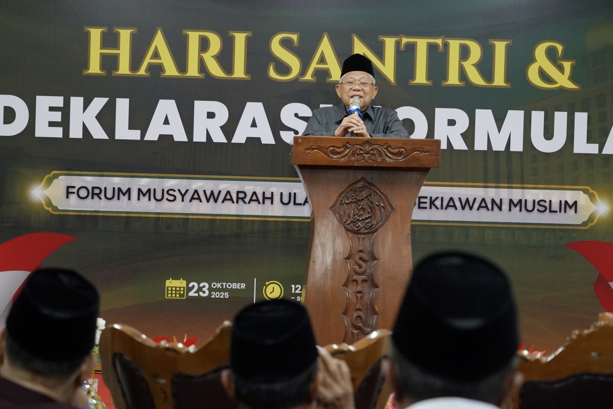 KH Ma'ruf Amin bersama Menteri Agama Nasaruddin Umar, meresmikan Forum Musyawarah Ulama dan Santri (Formula Santri) di Aula PKU-MI, Masjid Istiqlal, Jakarta Pusat, Kamis (24/10/2025).