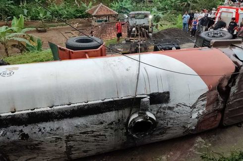 Truk Tangki Minyak Goreng yang Terguling di Ciamis dari Cirebon Hendak Kirim Barang