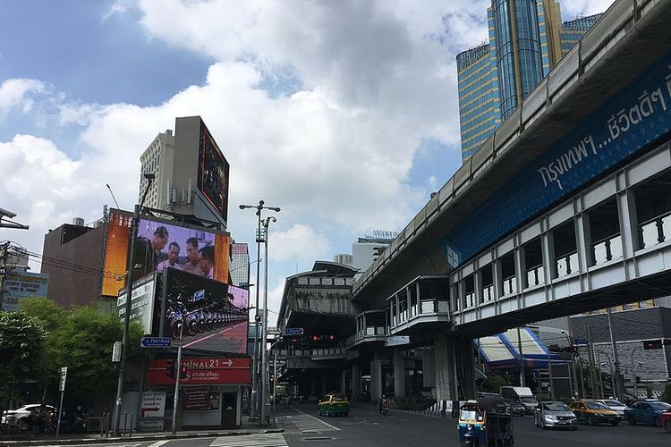 Jalan Sukhumvit di Bangkok, Thailand [Wikimedia/Bjoertvedt].