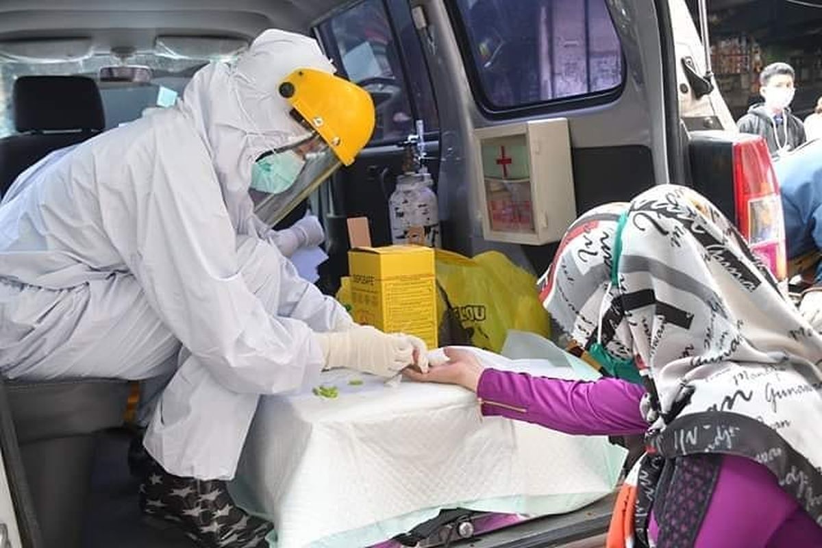 Petugas medis dari Dinas Kesehatan Kota Banjarmasin melakukan Rapid Test terhadap salah satu pedagang di Pasar Sentra Antasari, Kamis (14/5/2020). Hasilnya ditemukan 46 pedagang yang dinyatakan reaktif terhadap Covid 19.