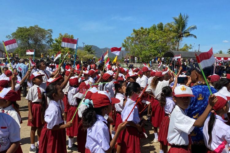 Semarak kemerdekaan dirayakan murid-murid SD di kawasan perbatasan Indonesia dengan Timor Leste, Kamis (17/8/2023). Mereka melaksanakan upacara hari kemerdekaan di Pantai Motaain, Belu, Nusa Tenggara Timur. 