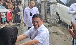 Hujan-hujanan dan Nyeker, Andra Soni Kampanyekan Sekolah Gratis Kepada Warga Margawangi, Lebak 