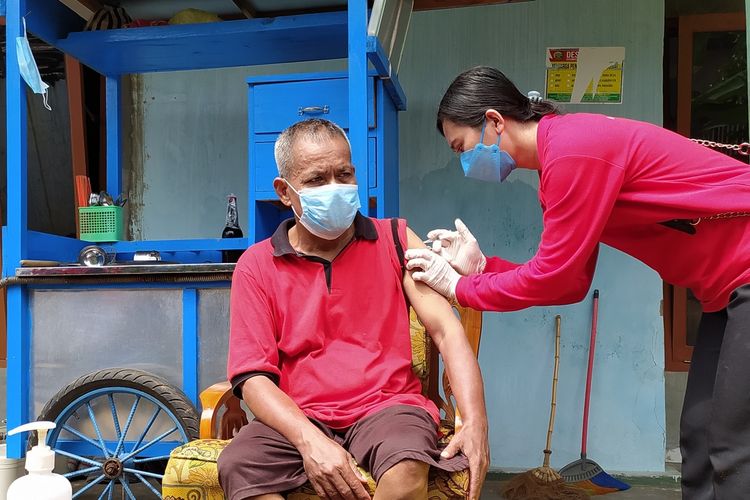 Binda Jateng menggelar vaksinasi door to door di Desa Wiradadi, Kecamatan Sokaraja, Kabupaten Banyumas, Jawa Tengah, Senin (6/12/2021).