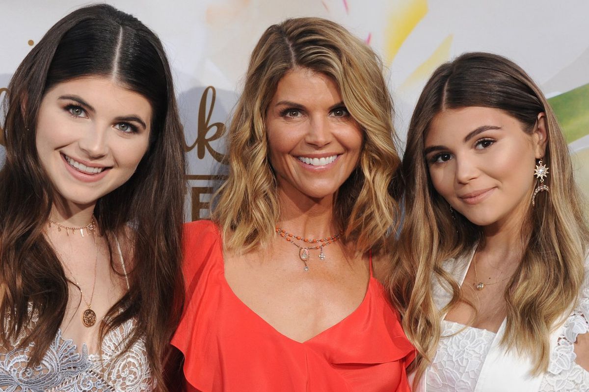 Aktri Lori Loughlin (tengah) dan kedua anaknya, Isabella Rose Giannuli (kiri) dan Olivia Jade.