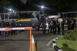 Puluhan Polisi Bersenjata Bersiaga di Mapolda Metro Jaya Kamis Malam