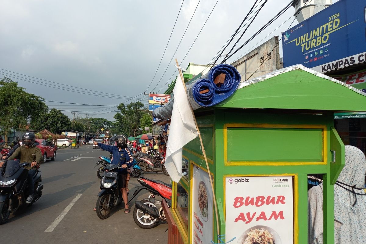 Sejumlah pedagang kaki lima di Rangkasbitung, Lebak, Banten, memasang bendera putih di gerobak mereka protes PPKM Darurat diperpanjang, Rabu (21/7/2021)