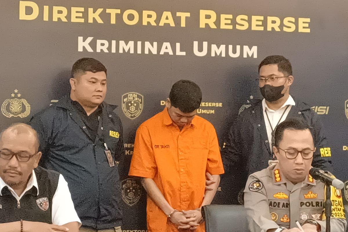 Tersangka kasus kematian Dante anak artis Tamara Tyasmara, Yudha Arfandi memakai baju oranye tak berani mengangkat kepalanya saat konferensi pers perilisan di Dirkrimum Polda Metro Jaya Jakarta, Senin (12/2/2024).