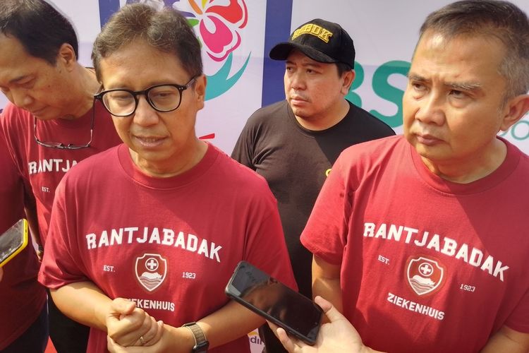 Menteri Kesehatan (Menkes) Budi Gunadi Sadikin dan Penjabat (Pj) Gubernur Jawa Barat Bey Machmudin saat menghadiri perayaan HUT ke-101 di halaman Gedung Sate, Jalan Diponegoro, Kota Bandung, Sabtu (19/10/2024). 