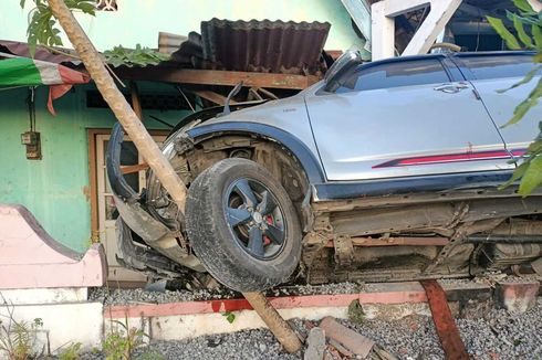 Kronologi Mobil Tabrak Teras Rumah Warga di Wonogiri, Polisi Sebut Sopir Ngantuk Saat Lintasi Jalan Datar