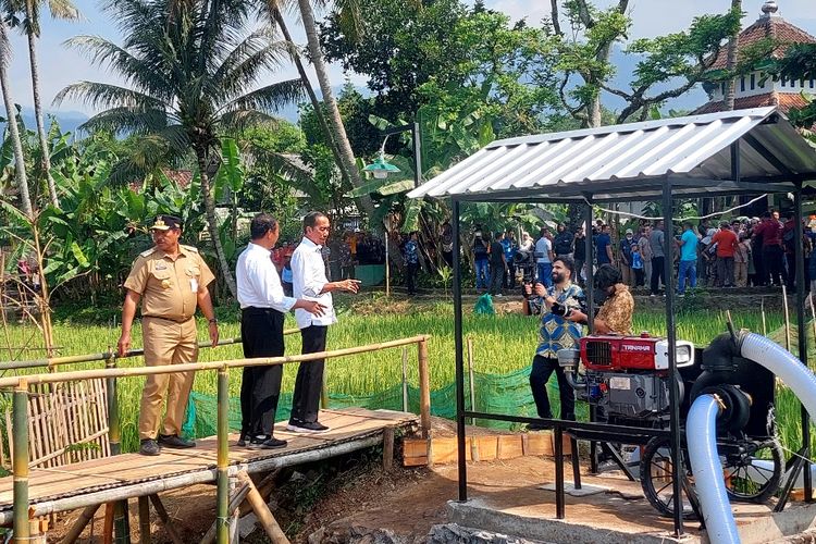 Presiden Joko Widodo meninjau bantuan pompa untuk petani di Desa Kalibeji Kecamatan Tuntang Kabupaten Semarang, Rabu (19/6/2024)