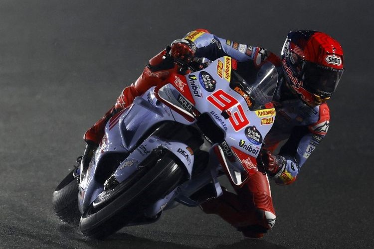 Aksi pebalap Gresini Racing, Marc Marquez, dalam rangkaian MotoGP Qatar 2024 di Sirkuit Internasional Lusail, 8 Maret 2024. (Photo by KARIM JAAFAR / AFP)