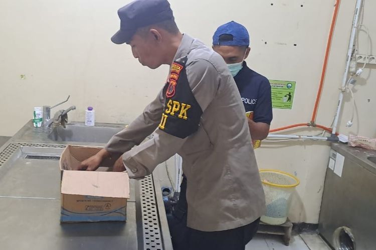 Jasad bayi yang ditemukan di pesisir pantai kawasan Wailela, Desa Rumah Tiga, Kecamatan Teluk Ambon, Kota Ambon dibawa petugas ke Rumah Sakit Bhayangkara Ambon, Kamis sore (20/6/2024)