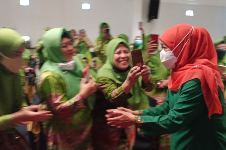 Gubernur Jawa Timur, Khofifah Indar Parawansa saat menyapa ibu-ibu dalam acara Harlah 76 Muslimat NU Pelantikan Pengurus PC Muslimat NU Kota Malang Masa Khidmat 2022-2027 di Universitas Islam Malang pada Minggu (29/5/2022). 