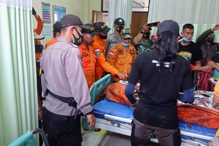Tim SAR mengevakuasi Sumardi (47) warga Dusun Bojong RT 1 RW 1, Desa Giyanti, Kecamatan Candimulyo, Kabupaten Magelang yang meninggal di Pos 5 Gunung Slamet, Senin (24/5/2021).