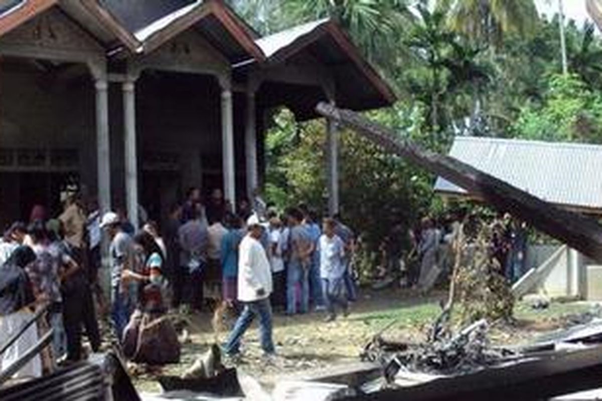 Balai pengajian Tgk Aiyub di desa Jambo Dalam,Kecamatan Peulimbang, Kabupaten Bireuen, NAD yang habis dibakar massa.