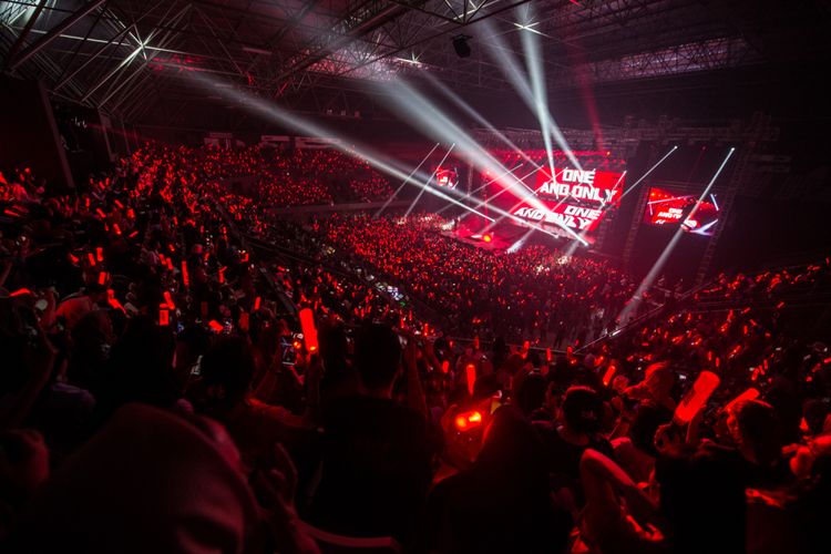 iKON disambut lautan cahaya merah dalam konser Continue Tour di Tennis Indoor Senayan, Jakarta, Minggu (18/11/2018) malam.