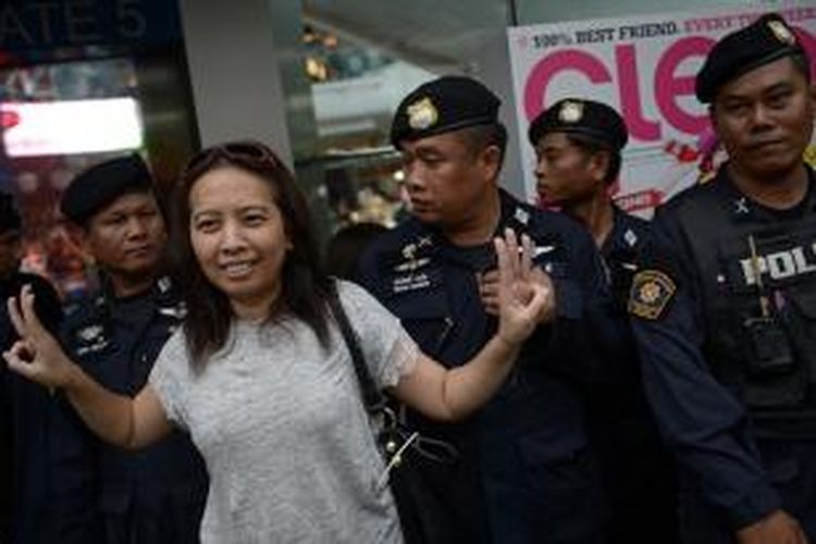 Seorang perempuan mengacungkan tiga jari tangannya sebagai bentuk perlawanan terhadap junta militer Thailand. Lambang tiga jari itu muncul dalam film Hunger Games yang kemudian diadaptasi para pengunjuk rasa Thailand.