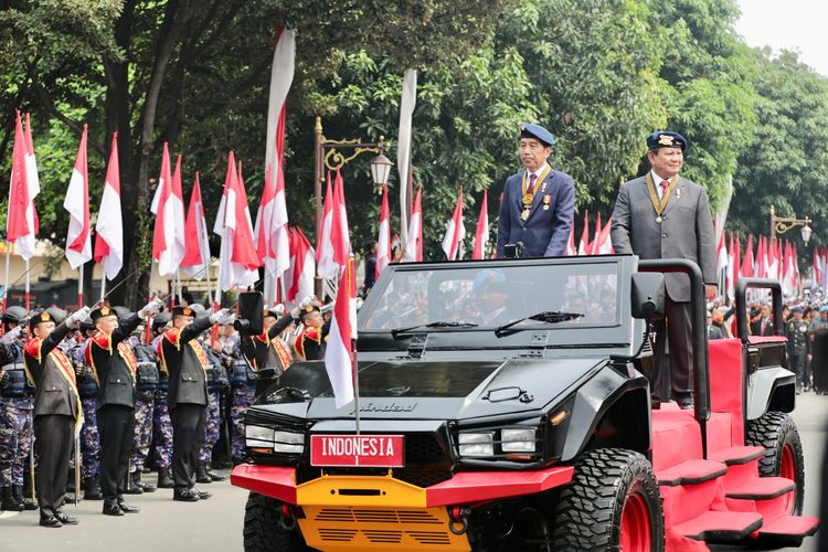 Jokowi dan Prabowo menaiki Pindad Maung di Mako Brimob, Senin (14/10/2024).