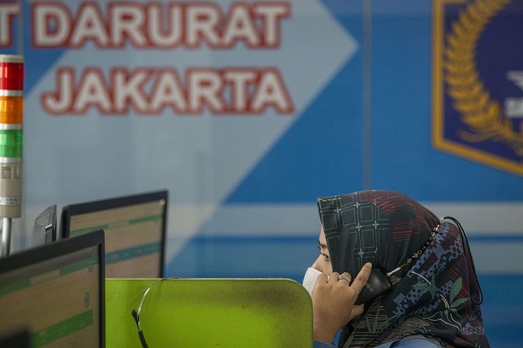 Petugas menerima panggilan permintaan layanan Ambulans Gawat Darurat (AGD) di Kantor Dinas Kesehatan (Dinkes) DKI Jakarta, Jakarta, Jumat (25/6/2021). Permintaan masyarakat terhadap layanan AGD Dinkes DKI Jakarta meningkat sekitar 139 persen dalam dua pekan terakhir seiring jumlah kasus positif COVID-19 yang naik beberapa waktu terakhir ini. ANTARA FOTO/Aditya Pradana Putra/aww. 

