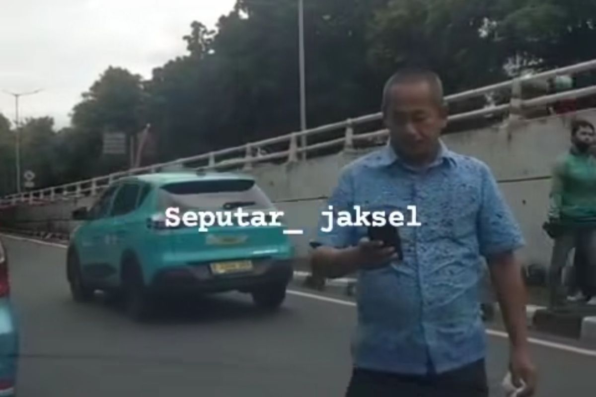 Video yang merekam perselisihan pengemudi Bluebird dan Xanh Sm yang diduga akibat pangkalan di depan apartemen Kalibata.