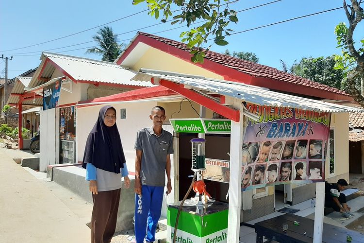 Nining Suryani (44) mengucapkan terima kasih atas bantuan dari pembaca Kompas.com, berkat bantuan tersebut Nining kini membuka sejumlah usaha di rumahnya di Desa Karyabuana, Kecamatan Cigeulis, Kabupaten Pandeglang, Banten, Kamis (23/1/2020).