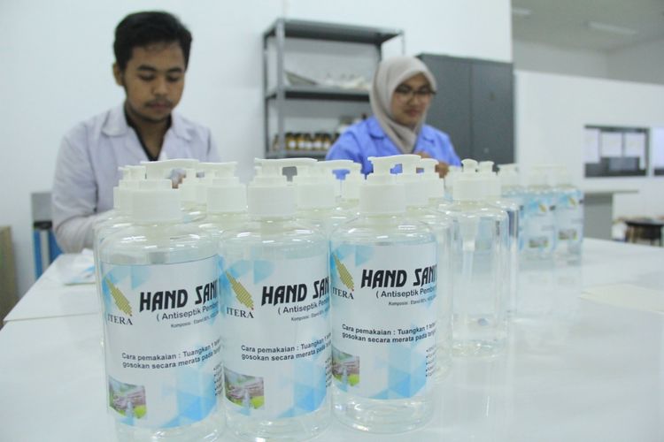 Mahasiswa Itera Lampung membuat hand sanitizer sendiri, Rabu (18/3/2020). Pembuatan hand sanitizer ini untuk memenuhi kebutuhan kampus akibat makin mahal dan langkanya hand sanitizer di pasaran.