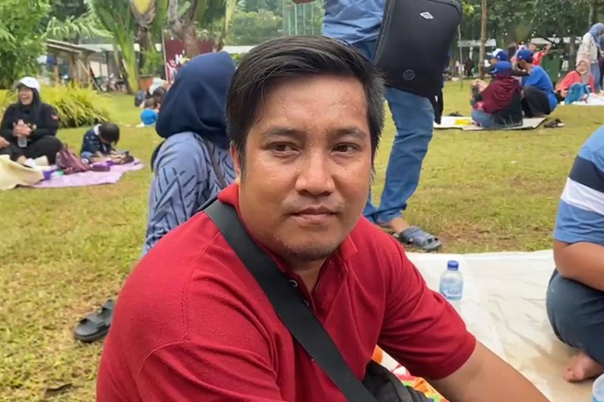 Rian (38), pria asal Banten yang ajak keluarganya untuk berlibur di Taman Margasatwa Ragunan, Jakarta Selatan, Selasa (26/12/2023).