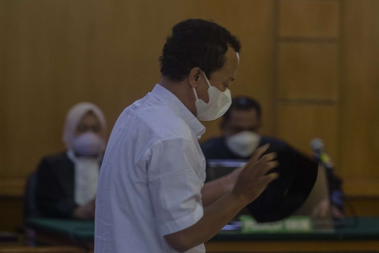 Terpidana kasus kekerasan seksual terhadap anak Herry Wirawan duduk di ruang tunggu untuk  menjalani sidang vonis di Pengadilan Negeri Bandung, Jawa Barat, Selasa (15/2/2022). Majelis hakim Pengadilan Negeri (PN) Bandung menjatuhkan vonis pidana seumur hidup kepada Herry Wirawan atas kasus pemerkosaan 13 santriwati dibawah umur sekaligus diminta membayar restitusi (santunan) kepada para korban.