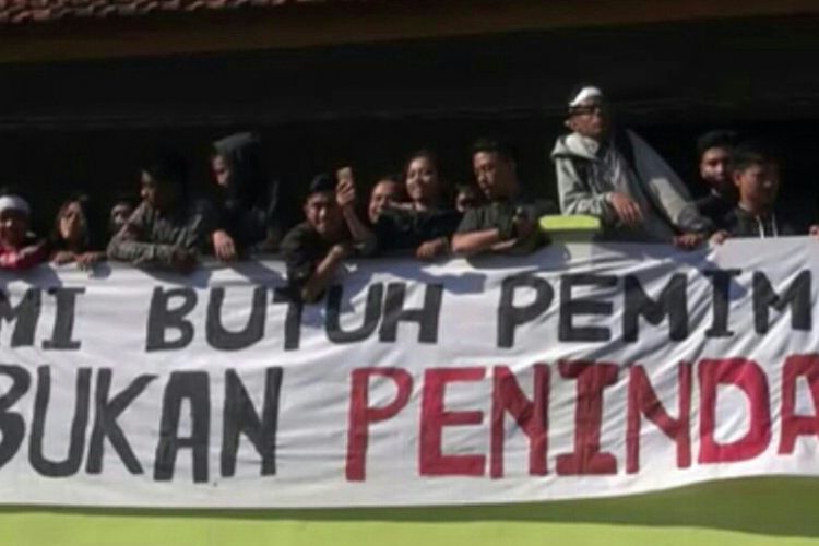 Ratusan siswa SMAN 2 Kota Malang demo menuntut kepala sekolahnya, Dwi Retno, mundur dari jabatannya, Kamis (5/4/2018).