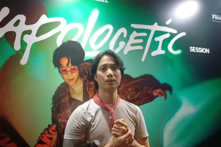 Momen Dikta Menangis Persembahkan Lagu untuk Mendiang Ayahnya di EP Unapologetic