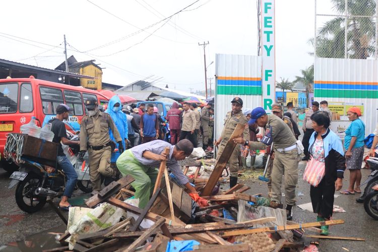 Petugas ganungan Satpol PP, polisi dan TNI serta instansi terkait menertibkan kawasan terminal dan pasar mardika, Ambon, Selasa (2/8/2022)