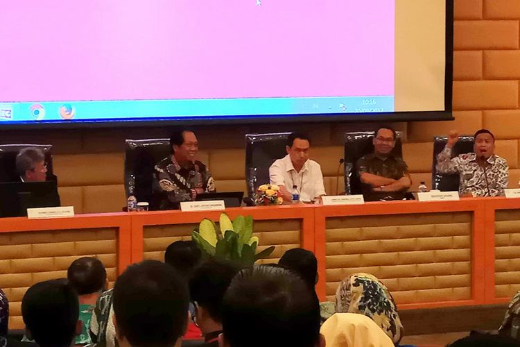 Sekretaris Jenderal Dewan Perwakilan Rakyat (DPR) RI, Ahmad Djuned, Ketua Badan Urusan Rumah Tangga (BURT) DPR yang baru Anton Sihombing, Perwakilan PUPR, Koordinator Formappi Sebastian Salang, dan mantan anggota DPR Dedi Miing Gumelar dalam Seminar Nasional bertajuk Rencana Pengembangan Kawasan Parlemen: Pembangunan Alun-alun Demokrasi dan Gedung DPR RI yang digelar di Gedung Nusantara DPR, Senayan, Jakarta, Rabu (20/9/2017).