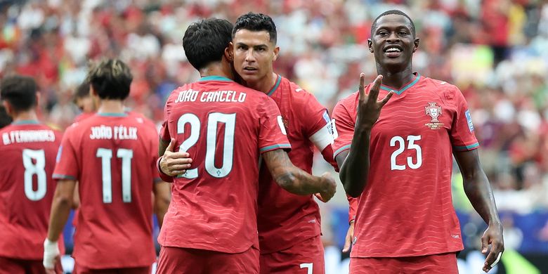 Cristiano Ronaldo, Nuno Mendes, dan Joao Cancelo merayakan gol dalam pertandingan Grup K Portugal vs Uzbekistan di Piala Dunia 2026 di Stadion Houston di Houston, Amerika Serikat, 23 Juni 2026. (Xinhua/Li Ming)