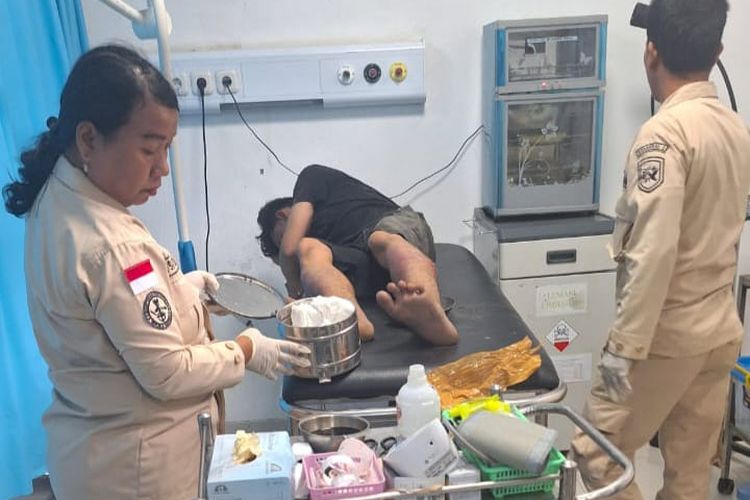 Andi Irawan (23) saat dirawat di rumah Sakit Prima Husada Cipta Medan pada Kamis (11/12/2025). Ia terlibat dalam kasus pengrusakan dan penjarahan warung warga di Jalan KL Yos Sudarso.